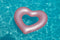 Flotteur de piscine gonflable avec anneau en forme de cœur métallique 
