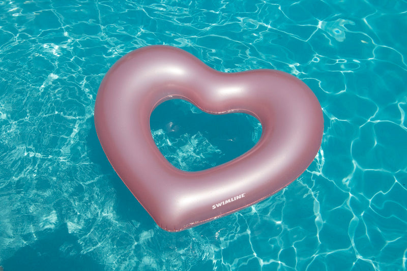 Flotteur de piscine gonflable avec anneau en forme de cœur métallique 